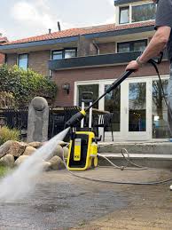 Verwijderen van groene aanslag op terras